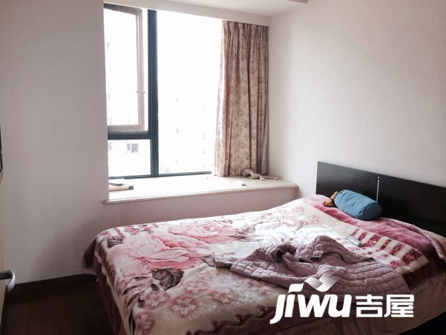 欢迎光临瑞阳房产小齐给您详细介绍 楼盘:万科金色雅筑。08年竣工的房子商品房 位置: 10楼的7楼:景观无敌。 房型:房间朝南,厅朝南。2个房间朝北 装修:开发商a标装修.。保养非常好,很少住, 卖房原因:家里置换。诚心出售,房子没有任何问题:。 配套: 三林东站11线地铁。 商场配套: 金谊广场+沃尔玛商场 学校:林苑小学。小浪花幼儿园。三林中心小学。临沂八村幼儿园 看房随时:小齐电话183-0219-2881