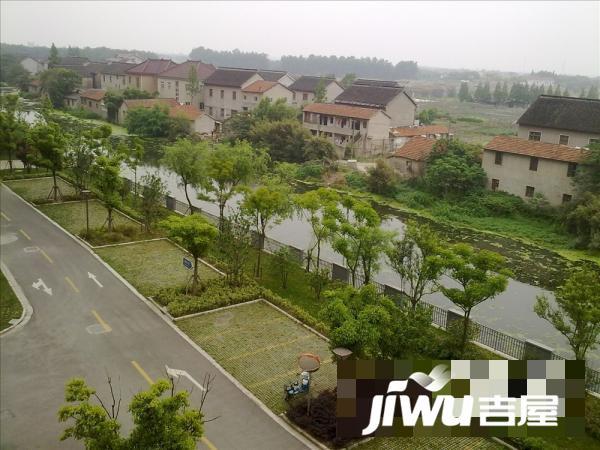 欢迎光临东旭房产,我们将竭诚为你服务;让你买的安心,住的放心!本店房源全部真实有效欢迎点击浏览,所发价格为房东亲口委托。 推荐理由: , 经典 户型,南北通透;产证面积虽然写的是.,实际面积是平。 , 黄金地段,易买得商圈,品质最高,最繁华的绿地大道上。 , 交通方便,周边交通方便,距地铁号线兆丰路站公里(可直达徐家汇,交通大学,江苏路站)周边,,,。 , 大型会展中心(东南东)周边学校有徐工桥小学,花桥镇小学,所幼儿园,台商学校等。 小区简介 启航社,绿地集团倾力打造的一个全新品牌。在上海,启航社已经以
