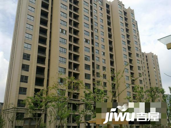 欢迎光临东旭房产,我们将竭诚为你服务;让你买的安心,住的放心!本店房源全部真实有效欢迎点击浏览,所发价格为房东亲口委托。 推荐理由: , 经典 户型,南北通透;产证面积虽然写的是.,实际面积是平。 , 黄金地段,易买得商圈,品质最高,最繁华的绿地大道上。 , 交通方便,周边交通方便,距地铁号线兆丰路站公里(可直达徐家汇,交通大学,江苏路站)周边,,,。 , 大型会展中心(东南东)周边学校有徐工桥小学,花桥镇小学,所幼儿园,台商学校等。 小区简介 启航社,绿地集团倾力打造的一个全新品牌。在上海,启航社已经以